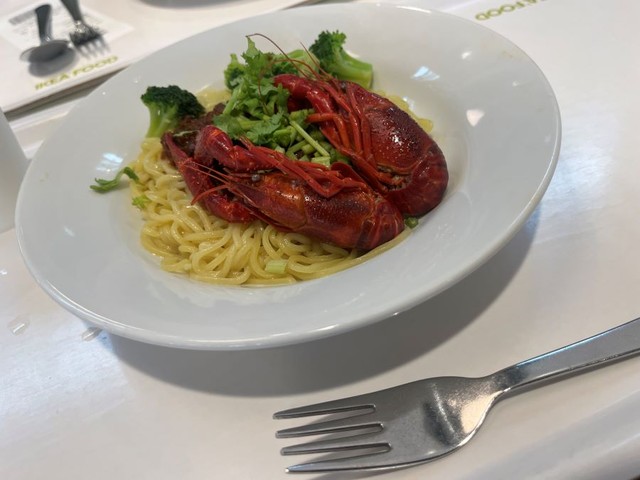 IKEAで夏提供されているザリガニ麻辣麺、ゆでられたザリガニが２匹そのまま乗っている