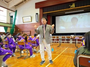 今を輝こう　しなやかに力をつけてね　教育評論家・尾木直樹さん＠高岡市立横田小学校