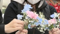 メインの花を選び、周りに引き立てる草花を添えて