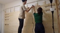 壁に板を張り付けている時の様子