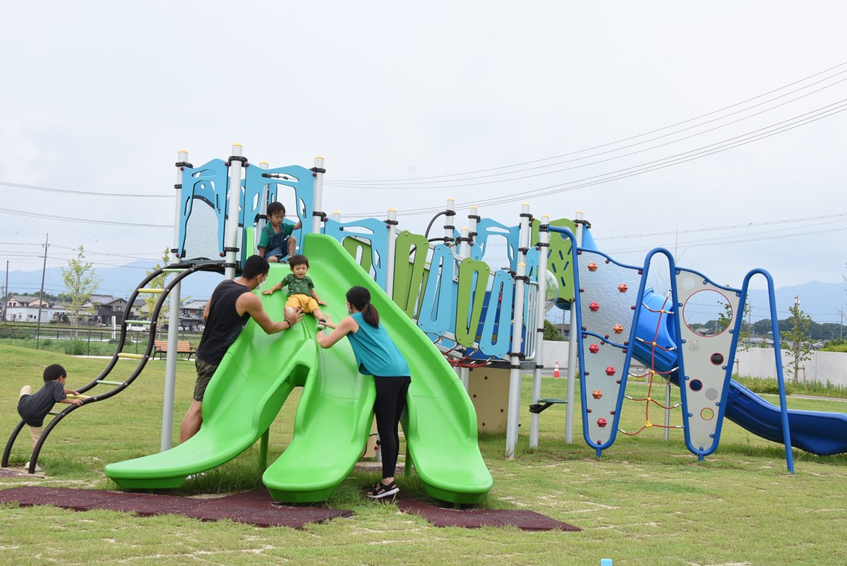 公園のニューカマー「バナナ滑り台」は危険な遊具？ 股間強打や転落の