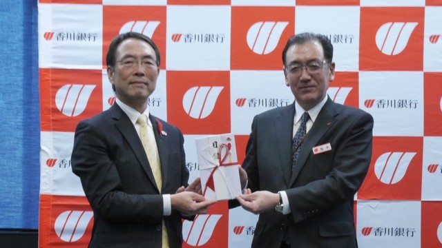 香川銀行が「元気定期預金寄付金」を香川県社会福祉協議会に贈呈　