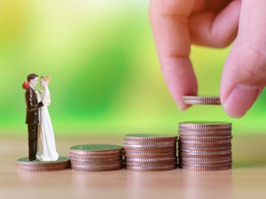 結婚資金の非課税枠は300万円　挙式や指輪、新婚旅行費はどうなるの？ 