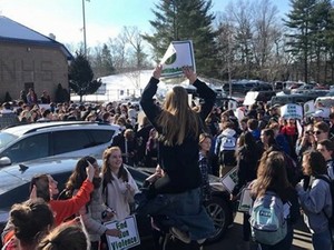 米国で相次ぐ銃の惨劇に動き出す　乱射事件サバイバーの高校生たち