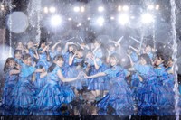 　水しぶきの中でパフォーマンスする日向坂４６＝富士急ハイランドコニファーフォレスト（Ｃ）上山陽介