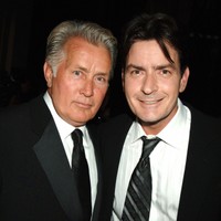 マーティン・シーン（左）とチャーリー・シーン