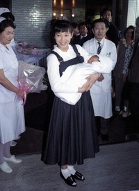 翔ちゃんを抱いて退院する石川秀美＝1990年10月31日