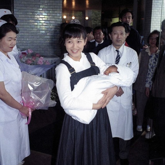 翔ちゃんを抱いて退院する石川秀美＝1990年10月31日