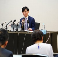 女性記者の質問に返す石丸伸二氏