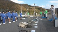 中学生が高梁川にネットを設置して川に流れ込むごみを調査　新見市