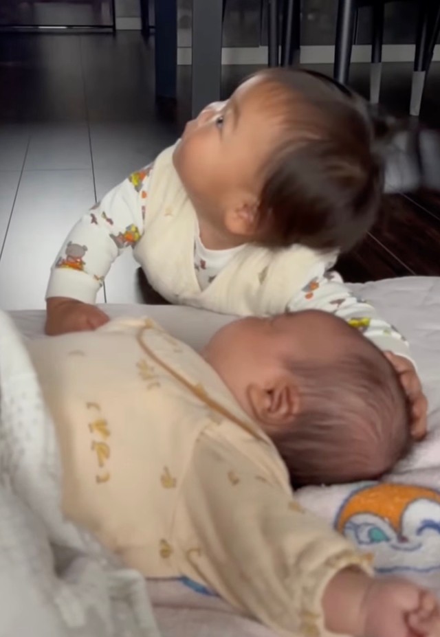 朝起きたらまっすぐに三男くんのもとへ駆け寄るという次男くん1歳（提供：@ikukyu_vlogさん）
