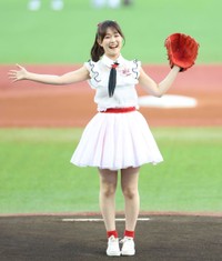 マウンドで笑顔のNGT48・北村優羽＝HARD OFF ECOスタジアム新潟
