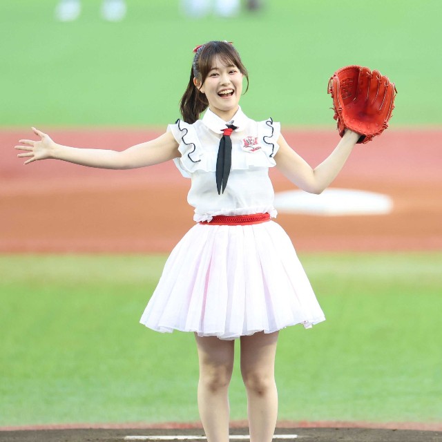 マウンドで笑顔のNGT48・北村優羽＝HARD OFF ECOスタジアム新潟