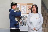 佐賀関で地域猫活動をしている橋本さん（左）と大野さん（右）