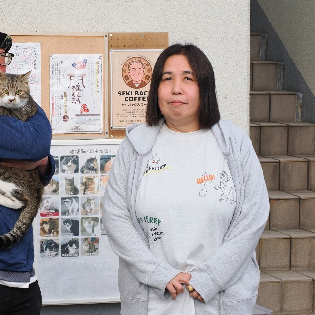 佐賀関で地域猫活動をしている橋本さん（左）と大野さん（右）
