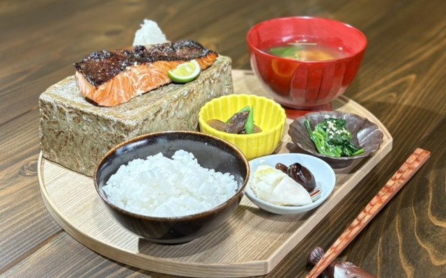 【朝食】銀鮭の炭火焼