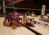 DASH・チサコから３カウントを奪ったアジャコング（左）＝後楽園ホール