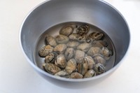 振動などが伝わらない場所で放置しましょう※画像はイメージです（maikopowerpad/stock.adobe.com）