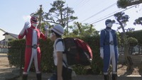 ご当地ヒーローらに元気にあいさつ！夏休み明けの児童が登校　岡山市
