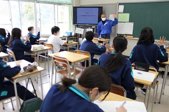 横浜市の中学校で行った職業講話。2025年に発表する新商品のひとつは参加した中学生のアイデアが形になったものです（サイマコーポレーション提供）
