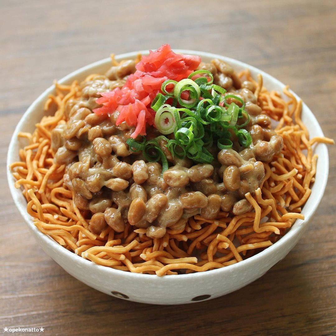 どこから食べる！？豪快「ポークビッツ納豆ごはん」が話題 納豆2万食完