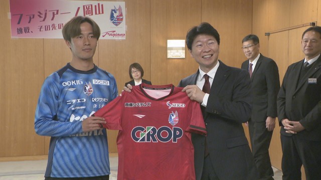 J1ファジアーノ岡山の森井悠社長と選手らが伊原木知事を訪問