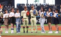 試合前、ファーストピッチセレモニーに登場し、記念撮影に応じる乃木坂野球部と日本ハム・細川凌平（左）、日本ハム・田宮裕涼＝エスコンフィールド北海道