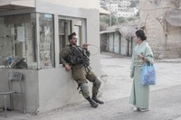 現地の検問所でイスラエル兵と話す山本真希さん=Kotaro Manabe撮影