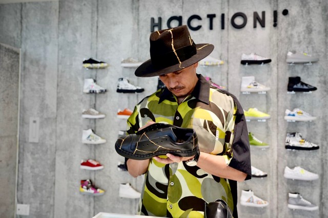 一足一足に金継ぎの柄を描く近藤岳登さん（提供画像）