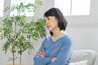 住まいについて悩む女性※画像はイメージです（siro46/stock.adobe.com）