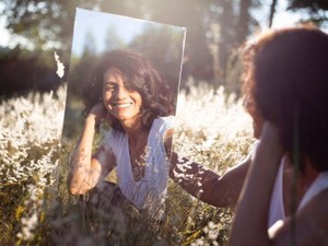 笑顔でいるのは義務でストレス。作った笑顔なんて魅力的じゃないのに