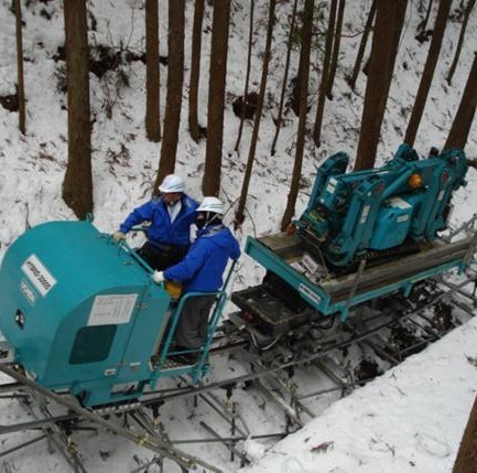 山間部に運ばれるかにクレーン（前田製作所提供）