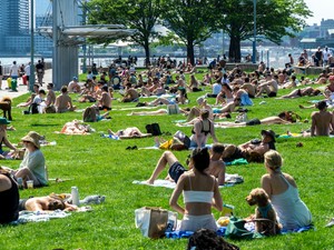 揺らぐ治安、いらだつ難民希望者、それでもニューヨーカーが待ちわびる夏の到来