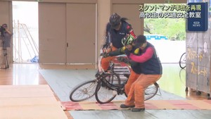 スタントマンが自転車事故を再現 高校生に危険性訴え 宮城・亘理町
