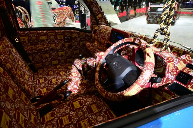 運転席も昭和テイスト満載です