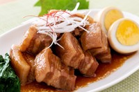 箸でほぐれるトロトロ角煮がおうちで作れる！※画像はイメージです（photo@n/stock.adobe.com）
