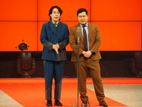 「第九回 上方漫才協会大賞」で話題賞を受賞した令和ロマン・髙比良くるま（左）と松井ケムリ