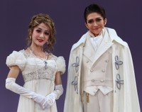 宝塚歌劇雪組新人公演「ボー･ブランメル」に主演した律希奏（右）と華純沙也那＝宝塚大劇場