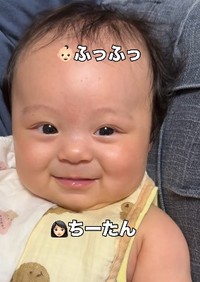 ニコッとご機嫌なちーちゃん♡（提供：＠_3170g_51.5cmさん）
