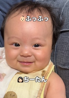 ニコッとご機嫌なちーちゃん♡（提供：＠_3170g_51.5cmさん）
