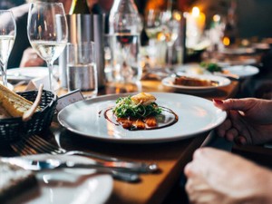 いつまで経っても皿を下げに来ない店員。私が浜松に惹かれた理由