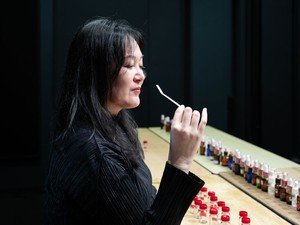 創作は台所から始まった　においから分かる新たな世界　嗅覚アーティスト上田麻希さん