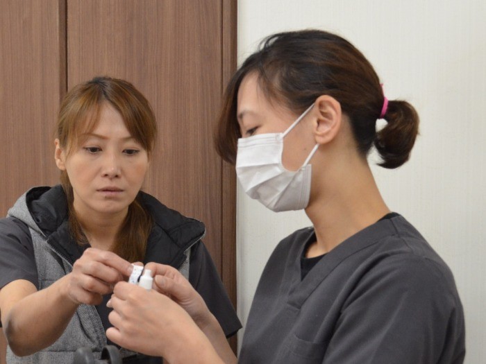 溝上さん（左）