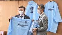 〈新型コロナ〉J3・カマタマーレ讃岐が公式グッズのポンチョ1000枚を高松市に寄贈　防護服やガウンの代用品に