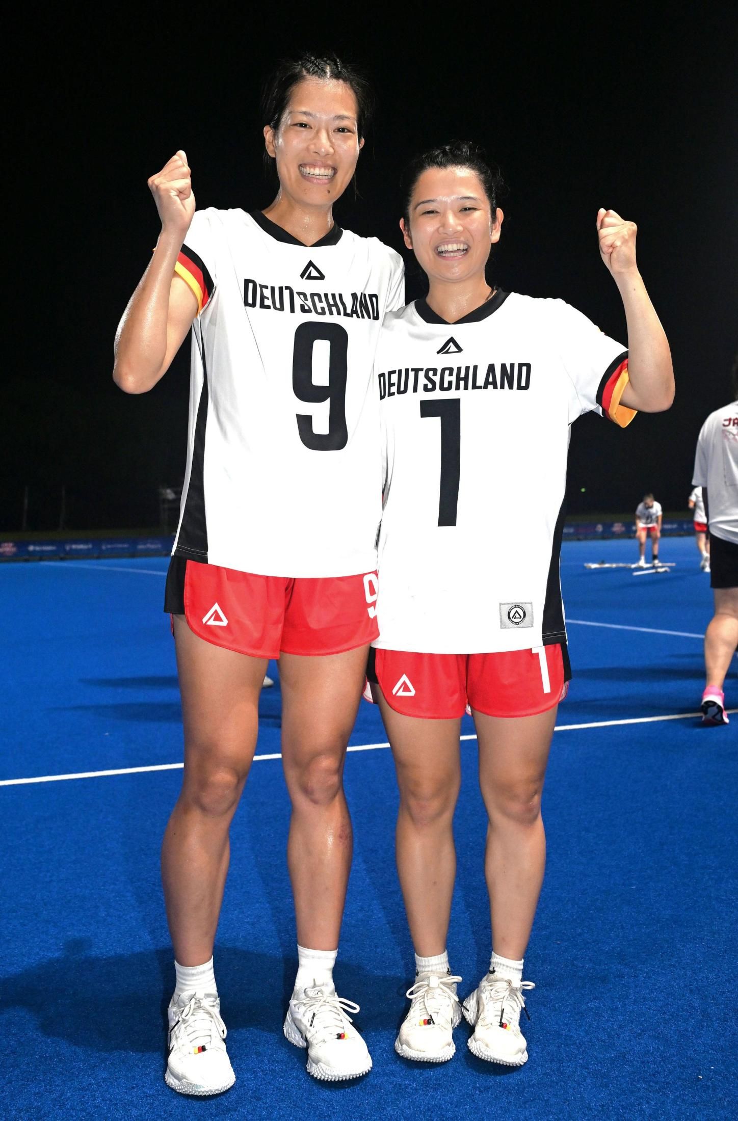 　ラクロス女子世界選手権にドイツ代表として出場した坂本鈴音（左）と東野唯＝大井ホッケー競技場