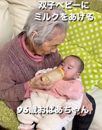 双子ちゃんにミルクをあげるのはひいおばあちゃんの担当（提供：@obaachanhimagoさん）