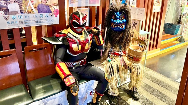 秋田の人々を愛し愛される超神ネイガー（左）