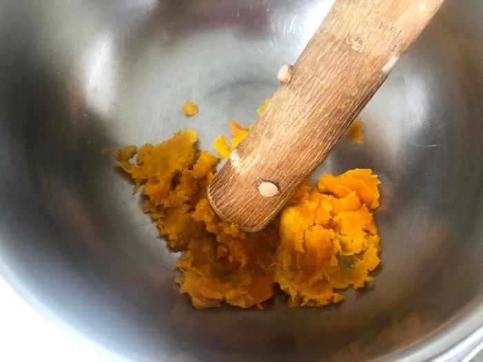 ラップをとり粗熱が取れたら、包丁で皮をむく。30gをボウルに入れ、すりこぎなどでつぶす。