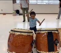 大きな太鼓にチャレンジ！表情も真剣そのもの。お披露目はもうすぐ（hitoshitomimotoさんInstagramよりスクリーンショット）