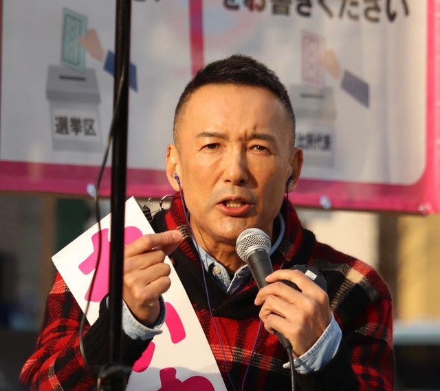 神戸市内で演説するれいわ新選組の山本太郎代表